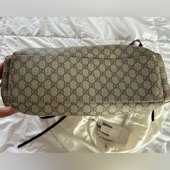 Original owner GG Supreme Med. Gucci diaper Bag. Very Well maintained. - Picture 5 of 9